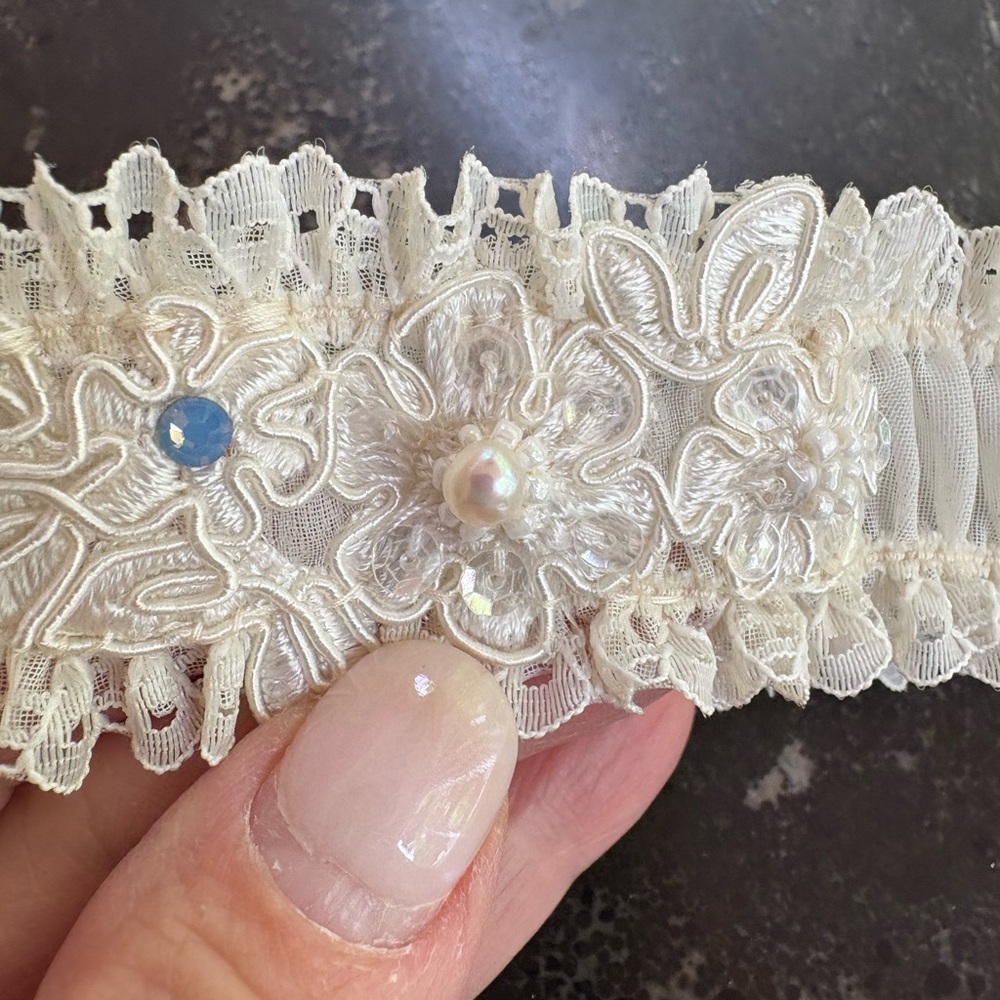 Bridal from England - Beautiful Cream Lace Garter with Beading & Pearl - Picture 5 of 13